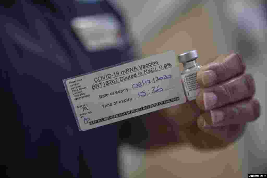 Medicinska sestra drži bočicu vakcine Pfizer-BioNTech COVID-19 u Royal Free bolnici u Londonu 8. decembra 2020. godine na početku najvećeg programa cijepljenja u Velikoj Britaniji.