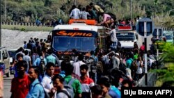 مردم هند در آستانه خانهنشینی کامل با سوار شدن روی سقف اتوبوسهای شلوغ خود را به خانههایشان میرسانند.