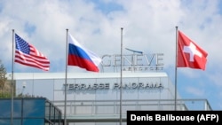 საარქივო ფოტო: აშშ-ის, რუსეთისა და შვეიცარიის სახელმწიფო დროშები კოინტრინის აეროპორტში 2021 წლის 15 ივნისს, ჯო ბაიდენისა და ვლადიმირ პუტინის შეხვედრის წინ. 