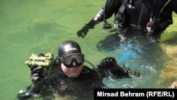 Ronilac iz Neretve izvlači dječje igračke