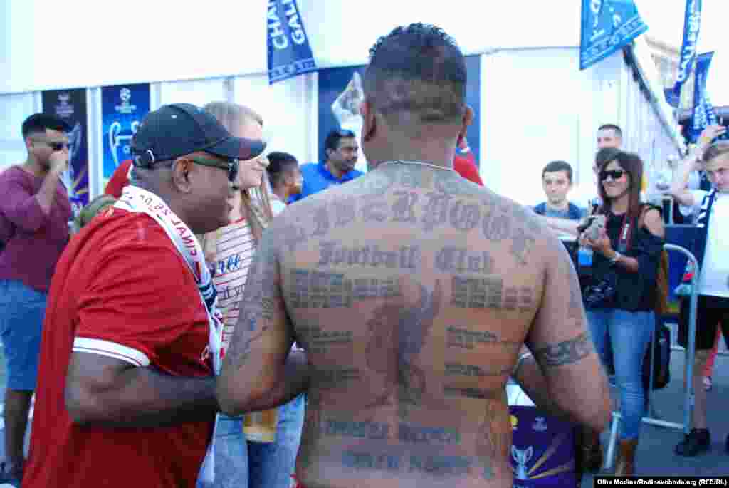 А этот фанат «Ливерпуля» уверен, что на его спине хватит места еще на несколько трофеев. Поэтому ждет победы «красных» в матче 