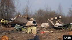 Обломки польского президентского самолета Ту-154, потерпевшего крушение под Смоленском