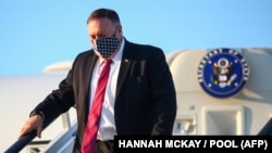 Mike Pompeo prilikom dolaska u posetu Velikoj Britaniji, na aerodromu u Londonu 20. jula 2020.