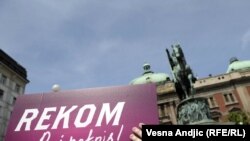 Prikupljanje potpisa za REKOM u Beogradu, april 2011
