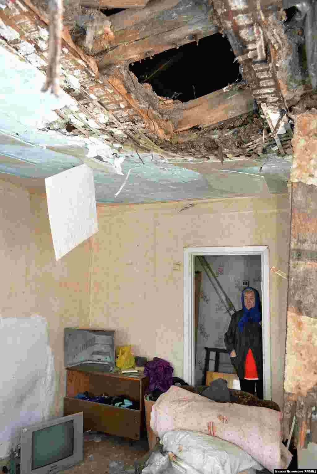 "Перед тем, как потолок рухнул, с него постоянно текло, – рассказывает Алексей Чистин. – Вызывал рабочих, они заделали трещины. Не помогло".