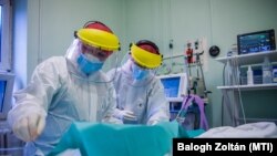 Medicinski radnici tretiraju pacijente oboljele od COVID-19