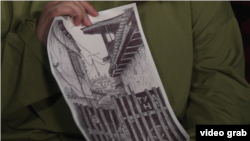 Сестра Александра Баркова показывает рисунок в интервью Крым.Реалии