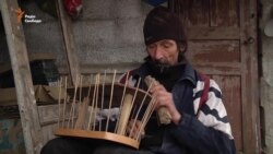 Мешканець прифронтового Сопина плете кошики, щоб вижити (відео) Мешканець прифронтового Сопина плете кошики, щоб вижити (відео)