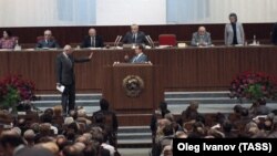 З’їзд народних депутатів СРСР, Москва, 1 червня 1989 року. У перебігу полеміки ліворуч біля трибуни стоїть академік Андрій Сахаров, а за трибуною тодішній секретар Черкаського міському ЛКСМУ Сергій Червонописький