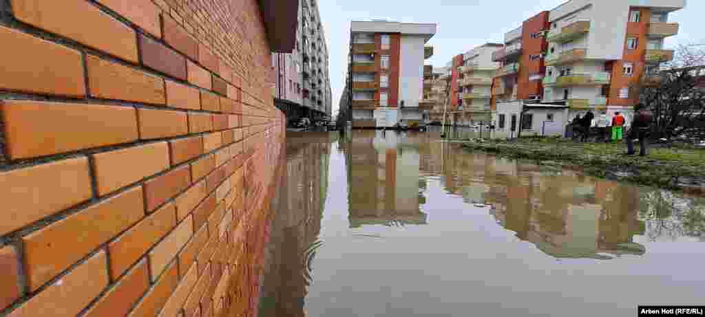 Reshjet e shiut dhe borës kanë përmbytur këtë lagje të Fushë Kosovës. 