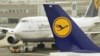 Літаки німецької авіакомпанії Lufthansa на злітно-посадочної смузі аеропорту Франкфурта-на-Майні. 17 лютого 2010 року