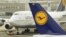 Літаки німецької авіакомпанії Lufthansa на злітно-посадочної смузі аеропорту Франкфурта-на-Майні. 17 лютого 2010 року