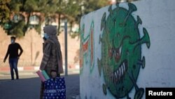 Izraelski zvaničnici sugerisali su da bi Palestincima mogli dati višak vakcina i tvrde da nisu odgovorni za Palestince na Zapadnoj obali i u Gazi.