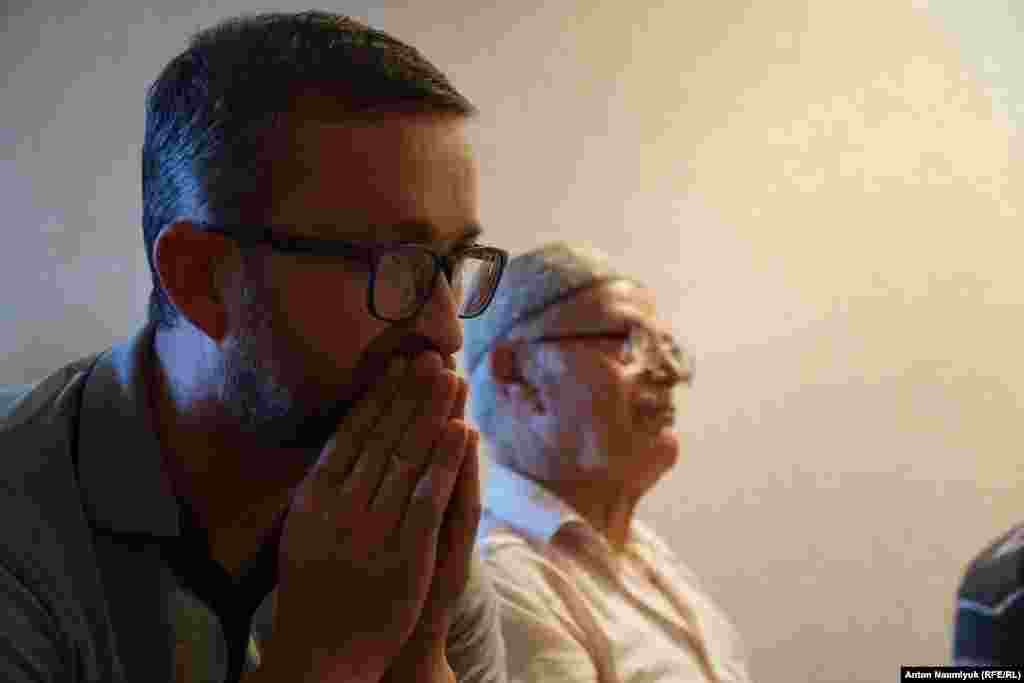 Крымский журналист, общественный и политический деятель Нариман Джелял (Джелялов) навещает в Бахчисарае родителей пропавшего члена исполкома Всемирного конгресса крымских татар Эрвина Ибрагимова. Бахчисарай, 17 июля 2017 года. 24 мая 2016 года Эрвин Ибрагимов был насильственно похищен в Бахчисарае неизвестными лицами в униформе. В сентябре 2021 года российские силовики арестовали Наримана Джеляла, а также братьев Асана и Азиза Ахтемовых по подозрению в диверсии. Подконтрольный России Верховный суд Крыма приговорил Наримана Джеляла к 17 годам лишения свободы в колонии строгого режима. Фото: Антон Наумлюк