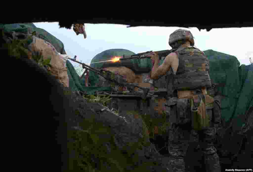 Ukrajinski vojnik ispaljuje vatru tokom sukoba u blizini Volnovaka u junu 2021. Svjedočeći o godinama sukoba u Ukrajini, Stepanov to trenutno ratno stanje naziva "pomalo farsičnom rutinom" u kojoj se obje strane uglavnom drže "prekida vatre" do oko 17 sati svakog dana, a zatim, kada posmatrači Organizacije za evropsku sigurnost i saradnju (OSCE) prestanu sa nadgledanjem, pucnjava ponovo počne.