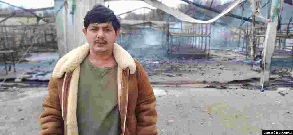 Jedan o migranata ispred kampa &quot;Lipa&quot; u kojem je 23. decembra izgorjelo nekoliko šatora u kojima su boravili migranti.