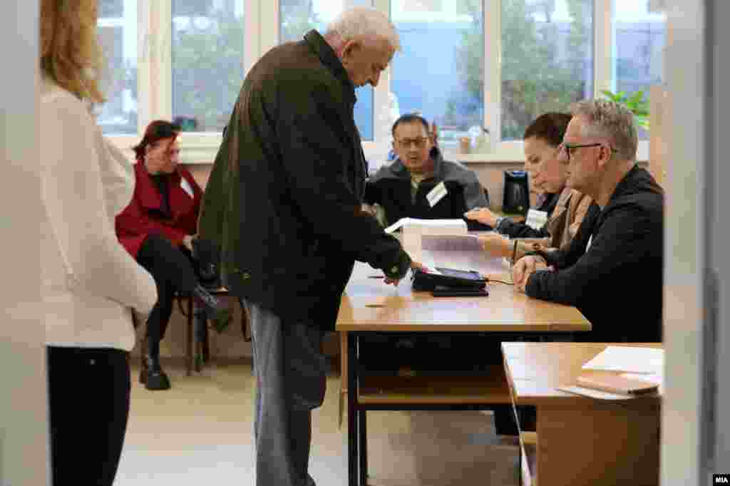Glasanje na jednom od birališta u Skoplju, 2. novembar 2025.