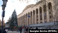 თბილისის მთავარი ნაძვის ხე პარლამენტის შენობის წინ