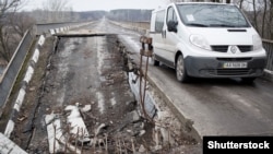 Разрушенный мост в Луганской области. Март 2015 года.