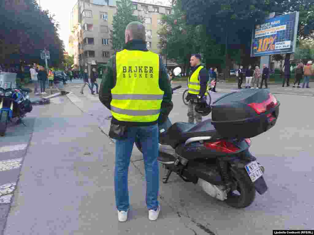 Motociklista sa prslukom na kojem je poruka "Bajker blokader" na studentskom protestu.