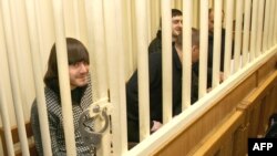 Подозреваемые в убийстве Политковской в зале суда. Фотография датирована 19 ноября, фото- и видеосъемка сейчас запрещены