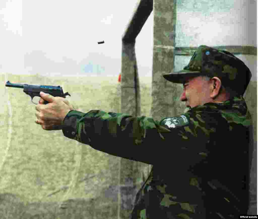 Kazahstanski predsjednik Nursultan Nazarbajev puca iz pištolja u streljani na nepoznatoj lokaciji.