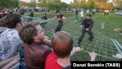 Участники акции протеста против строительства собора святой Екатерины в центре Екатеринбурга