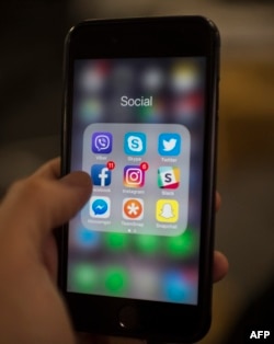 Korišćenje mobilnih aplikacija (foto ilustracija)