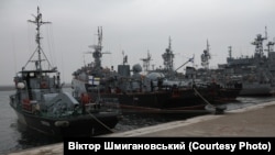 Мінний тральщик «Генічеськ» (ліворуч), архівне фото