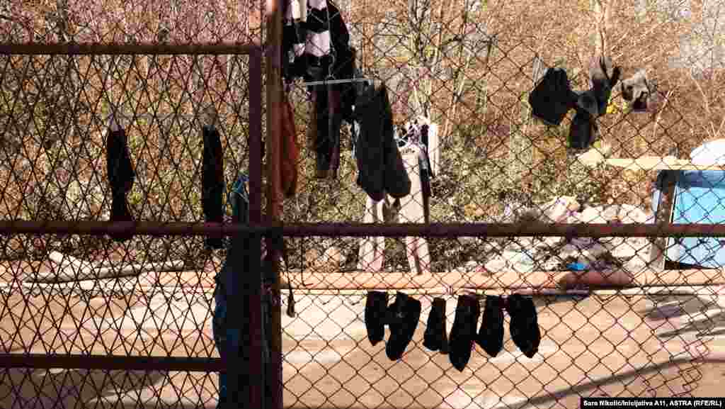 Predstavnici nevladinih udruženja Inicijativa za ekonomska i socijalna prava A11 i Akcija protiv trgovine ljudima &ndash; ASTRA objavili su 15. novembra da vijetnamski radnici žive u uslovima nedostojnim čoveka. Medijima je dan nakon njihovog izveštaja zabranjen pristup kampu u kojem su smešteni radnici. &nbsp;