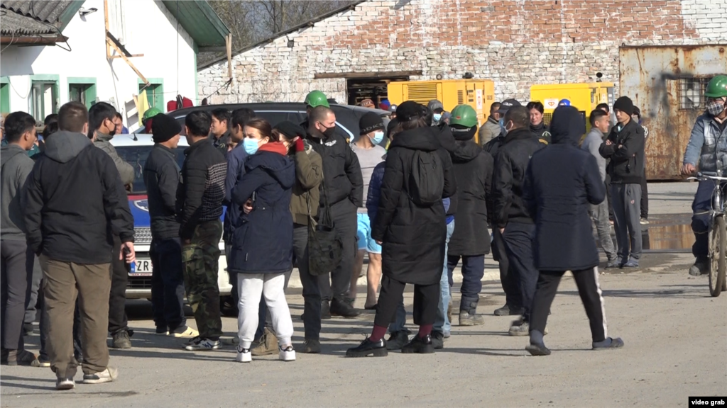 Radnici su 17. novembra obustavili rad tražeći bolje uslove i isplatu zarada. Oni su se istovremeno solidarisali sa kolegom koji je dobio otkaz, nakon što je javno govorio o položaju zaposlenih. Radnika &quot;uzbunjivača&quot; su posle incidenta sa obezbeđenjem, nevladini aktivisti izveli iz kruga fabrike i odveli u Beograd. &nbsp;