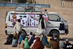 Jedan učitelj iz humanitarne organizacije HALO Trust, koja se bavi uklanjanjem mina, edukuje djecu o opasnostima od mina u selu u provinciji Helmand. (arhivska fotografija)