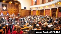 Vladajuću većinu Skupštine Srbije čine poslanici iz političkog bloka oko partije predsednika države, pod nazivom "Aleksandar Vučić - za našu decu", koji broje 180 poslaničkih mesta od ukupno 250.