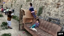 Čak i ukoliko sami ne detektuju dečju ugroženost, nadležne na to upozoravaju nevladine organizacije poput Save the children