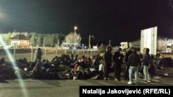 Okupljeni traže da ih mađarski carinici puste da prođu kroz Mađarsku, jer ne žele da se zadržavaju u toj zemlji, već da nastave dalje ka drugim evropskim zemljama.