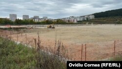Imagine cu șantierul viitorului Spital Regional din Cluj, miercuri, 8 octombrie 2025. Amenajarea și consolidarea terenului s-au încheiat acum câteva luni, dar lucrările la viitoarea clădire nu au început.