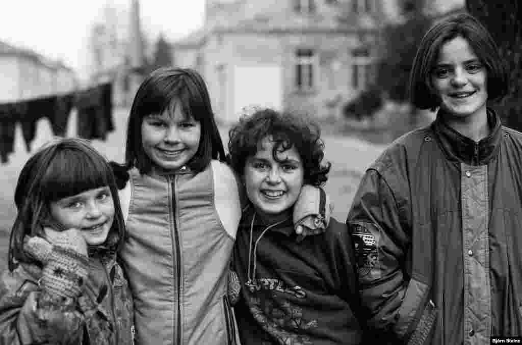 Djeca izbjeglice iz Bosne i Hercegovine u izbjegličkom kampu u Varaždinu, Hrvatska, u zimu 1992. godine.