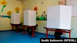 Predstavnici Centralne izborne komisije su na javnoj sjednici koja je održana sa članovima Opštinske komisije u Srebrenici, dali usmene instrukcije da ljudi koji su izvadili lične karte nakon zaključenja biračkog spiska, odnosno 1.oktobra, neće moći glasati u opštini Srebrenica.