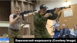 Глава района учит ходить с автоматом