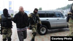 Privođenje tokom akcije Damask 1 kada je uhapšeno više osoba zbog sumnje da su ratovali u Siriji.