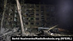 რუსეთის სარაკეტო შეტევით განადგურებული სახლი კიევის სვიატოშინსკის რაიონში. 2025 წლის 24 აპრილი