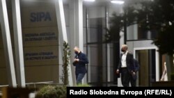 Nakon osam sati saslušanja u SIPA-i, do odluke Suda BiH, zadržani Fadil Novalić, Fahrudin Solak i Fikret Hodžić. 