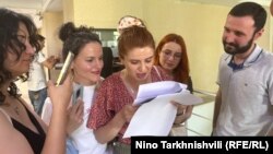 აქტივისტი ქეთი მოლაშვილი, რომელსაც შსს ფეისბუკის პოსტებით პოლიტიკოსების შეურაცხყოფას ედავება, თბილისის საქალაქო სასამართლოში ეცნობა საქმის მასალებს. 12 ივნისი, 2025 წელი