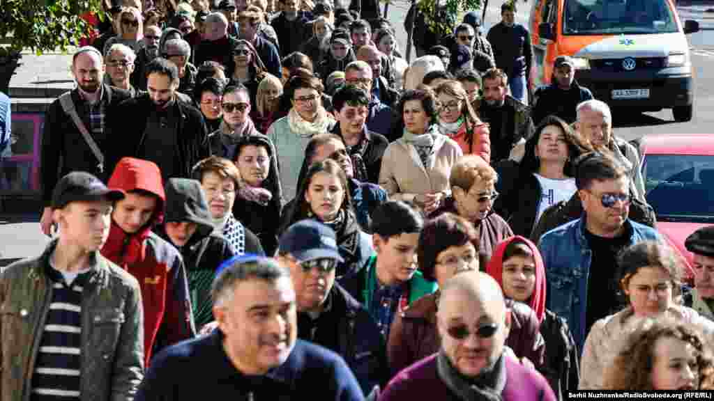 Люди рушили від нинішнього кінотеатру «Київська Русь» до Бабиного Яру 