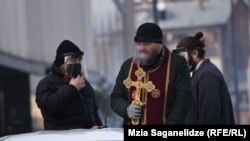 სასულიერო პირები ალილოზე.