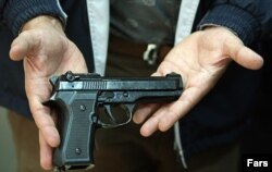 Građani koji dolaze za uvjerenje o posjedovanju oružja kao razloge najčešće navode da su oružje naslijedili i žele da ono ostane u porodici. Drugi razlog je bavljenje lovom jer je to dio njihove porodične tradicije, kaže Nataša Vuković, članica komisije za izdavanje ljekarskih uvjerenja o sposobnosti lica da ima dozvolu za oružje.