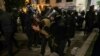 Poliția încearcă să disperseze protestatarii care participă la o demonstrație împotriva deciziei guvernului georgian de a amâna discuțiile privind aderarea la UE, în apropierea clădirii Parlamentului din centrul orașului Tbilisi, pe 29 noiembrie 2024.