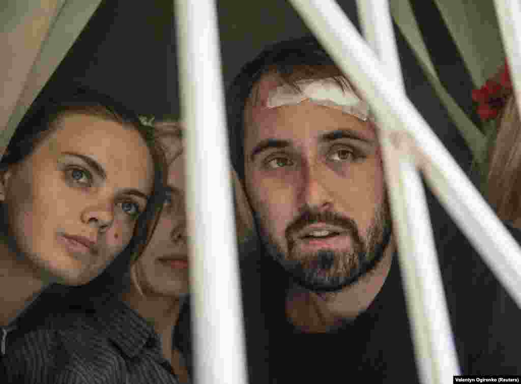 Шачко (слева) во время судебного слушания 2013 года. По сообщениям, активистки Femen были похищены и избиты по пути в Киев, где они хотели выступить с протестом против визита в Украину президента РФ Владимира Путина, который довольно часто становился объектом их акций. 