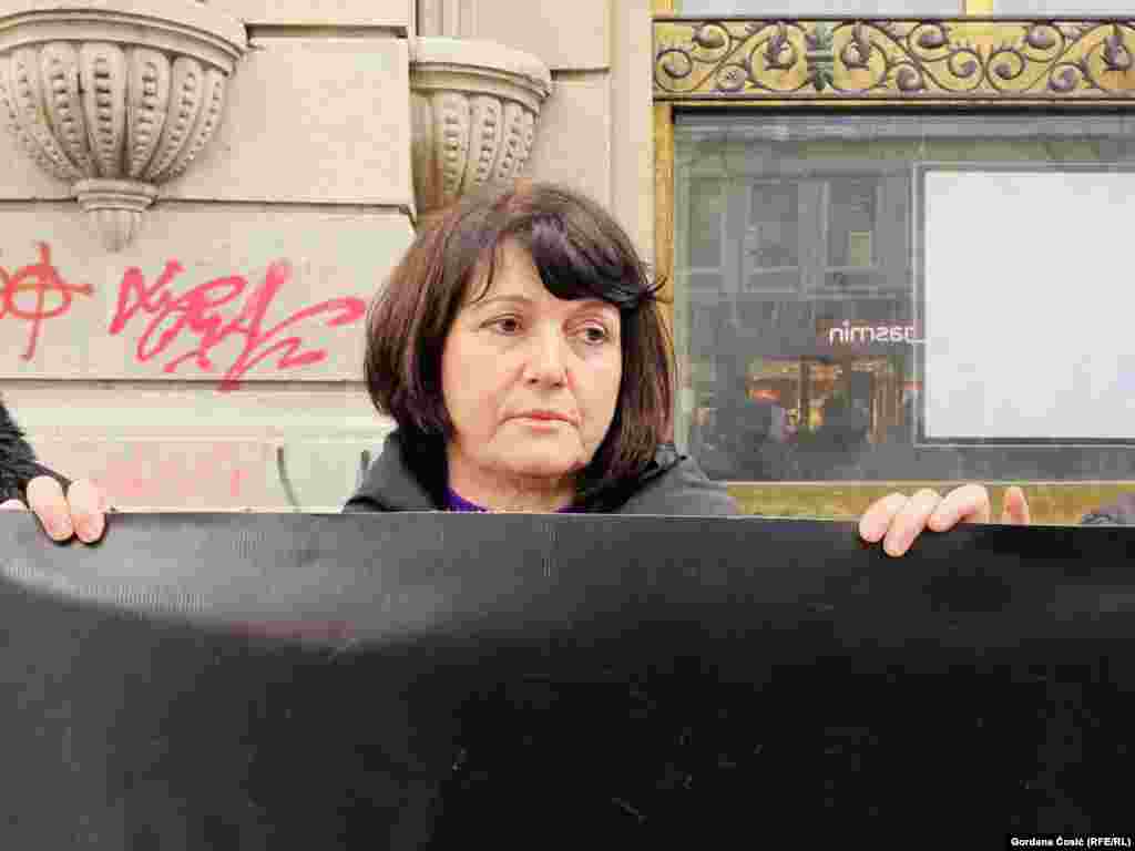 Pored aktivista, podršku i spomen žrtvama pružile su i tri žene iz BiH, čiji su članovi porodica stradali tokom ratova devedesetih. Jedna od njih, Suvada Selimović iz okoline Zvornika, za RSE je rekla da je nakon 17 godina pronašla ostatke supruga, koji je zajedno sa još 700 muškaraca iz Zvornika odveden i ubijen 1992. godine. &quot;Za mene svi ljudi koji prikrivaju zločine, oni ih podržavaju, jer zločini se ne smeju kriti. Nije bitno iz kog naroda je neko došao, ja smatram da svi nevini ljudi treba da dobiju smiraj, da znaju da onaj ko je uradio neki zločin, da je kažnjen&quot;, objasnila je ona razlog za svoj dolazak na skoro svako obeležavanje stradanja tokom ratva devedesetih. &nbsp;