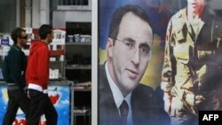 Priština, posteri sa Likom Ramuša Haradinaja na kojima piše: Kosovo ti želi dobrodošlicu.